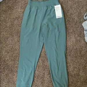 NWT lululemon jogger 28”